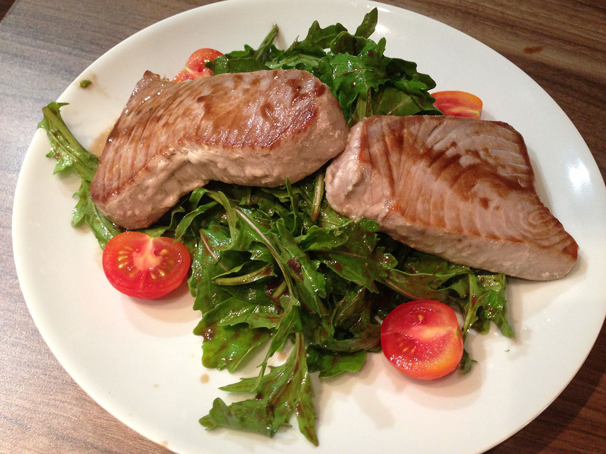 Body Change Rezepte Thunfisch-Steak auf Rucola-Salat - Body Change Rezepte