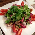Salat mit gebratenen Pilzen und Schrimps
